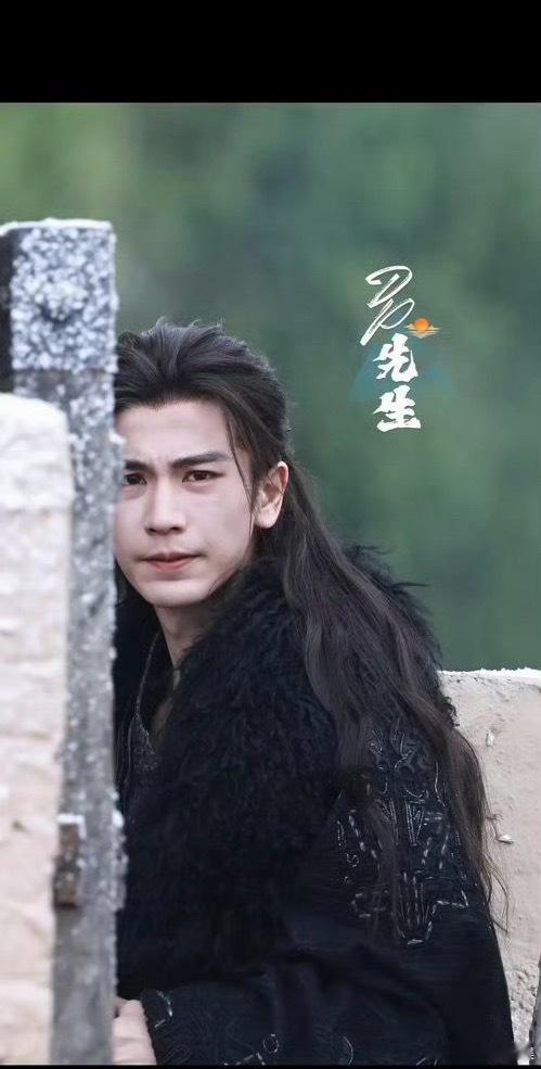 张凌赫的颜值真的非常要靠角度跟打光啊。 