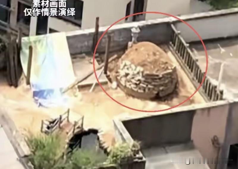 房子住了八年，楼顶上竟然有一座土坟？

2017年，李女士在金堂县某小区买了7楼