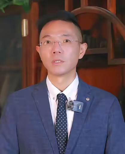 李圣律师，你糊涂啊！
庭审里主犯当场暴走，法警都拉不住，骂审判长又冲原告，你平时