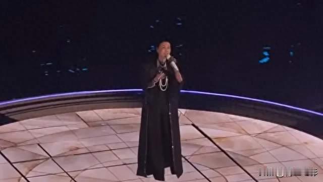 台上哽咽悼念老友。那英这场风波该怎么看？