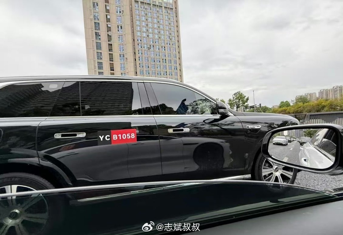 问界m9新一代问界M9车头和侧面实拍都有了，另外可以透露一下，据说终于要上后轮转