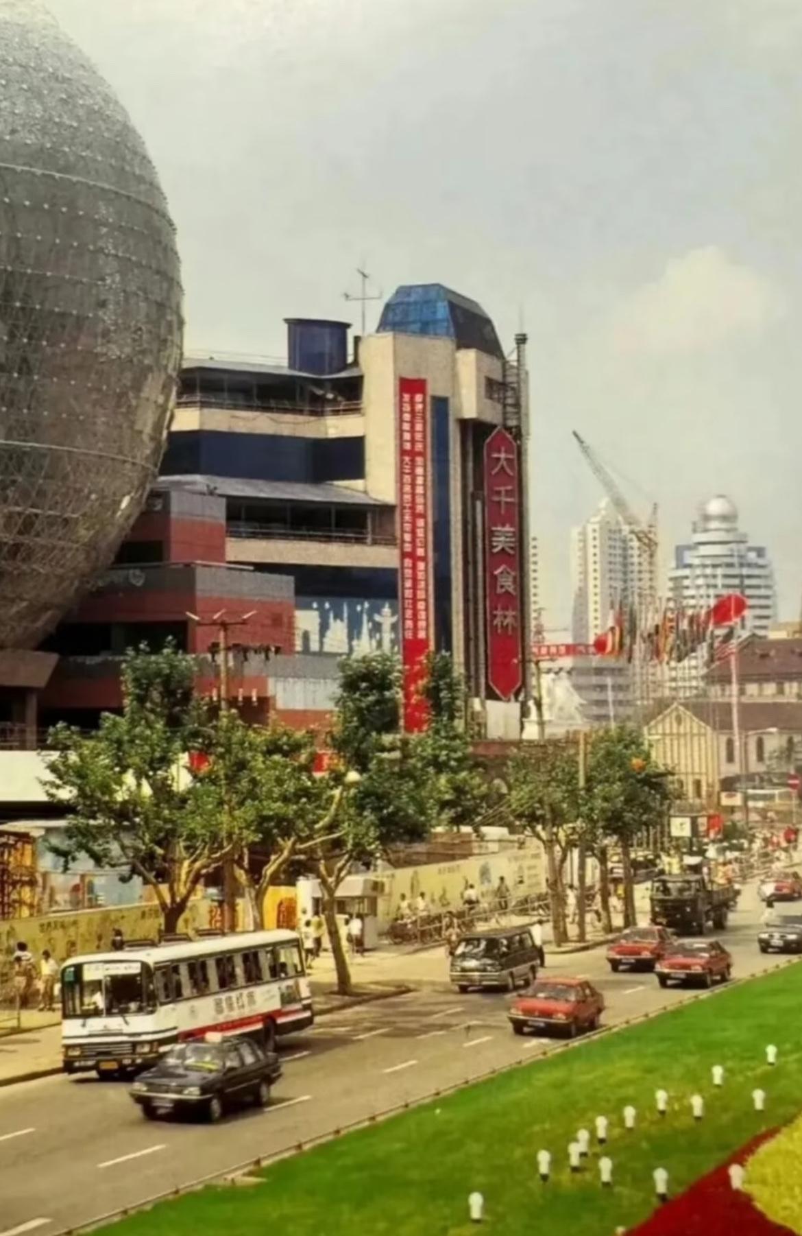 90年代，到徐家汇六百逛商场，顺便到大千美食林品尝小吃，青蛙下蛋，一个刨冰，还有