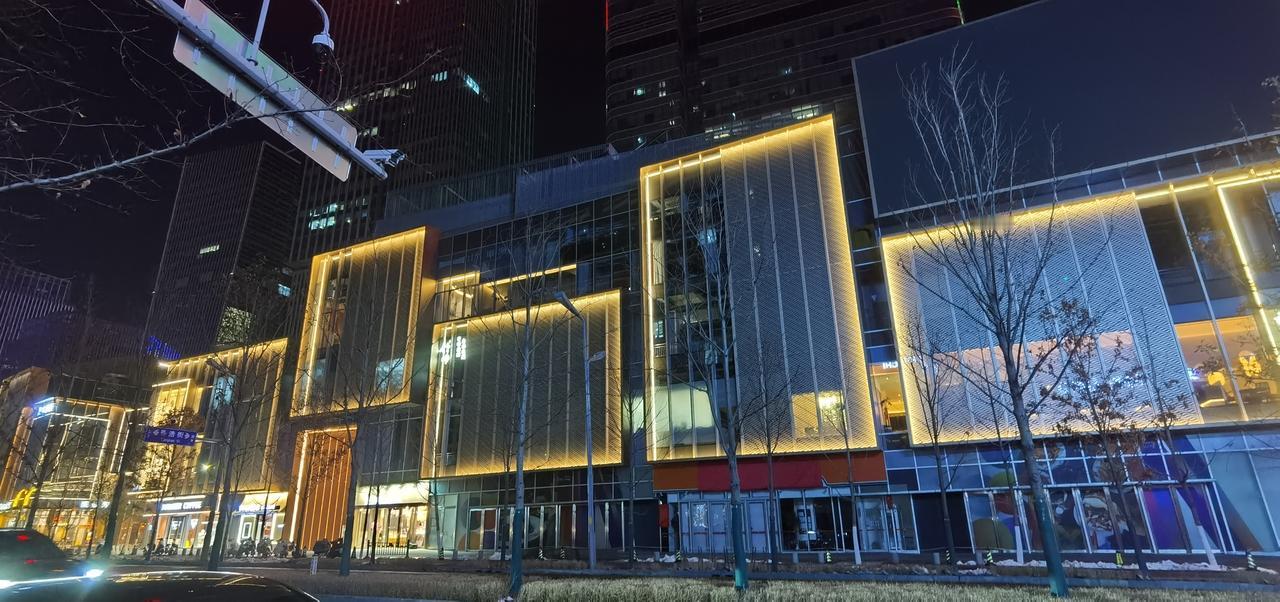 济南CBD山左路，未来时尚街区