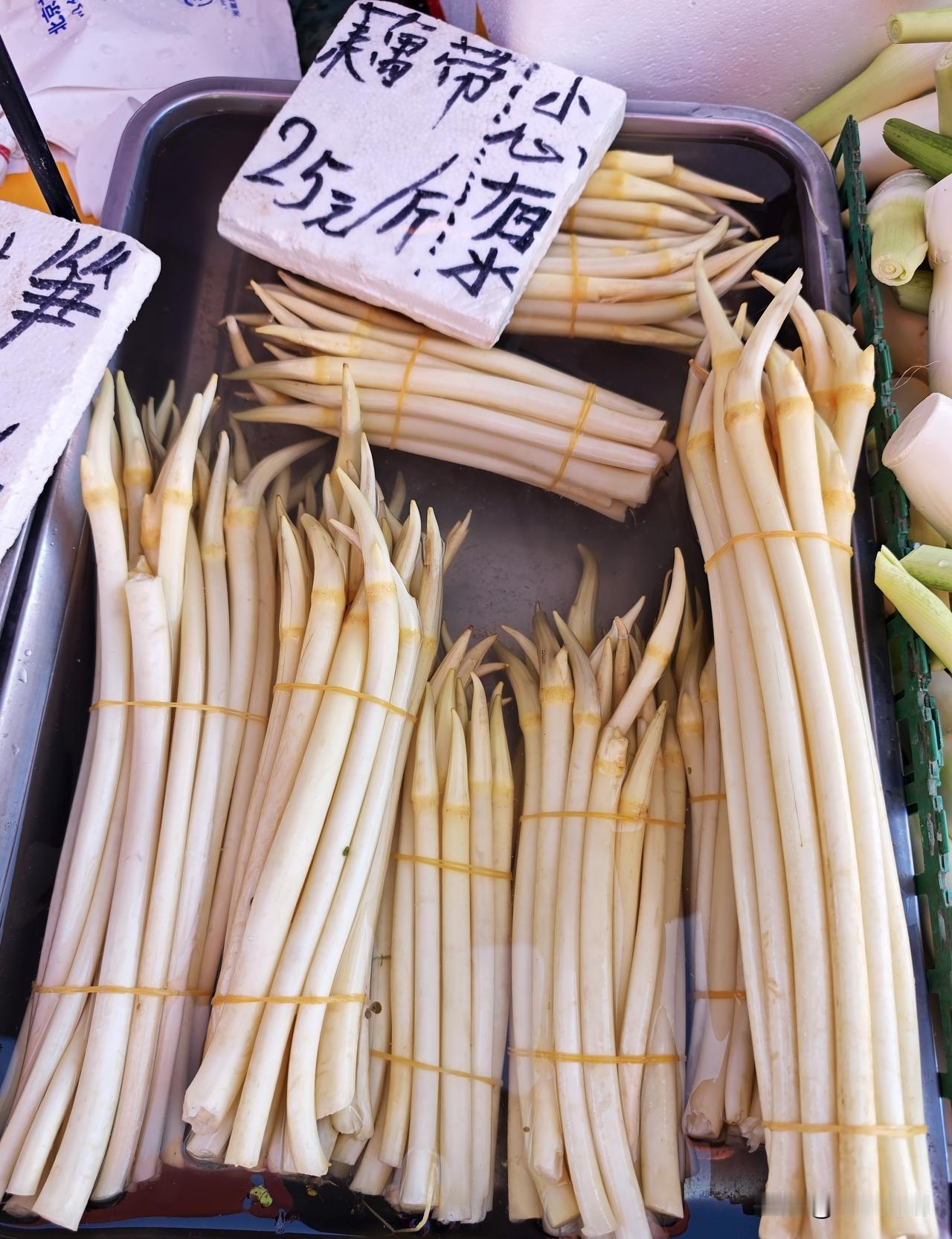 酸辣藕带，湘鄂特色美食，加米醋和泡椒配合大火炒出来口味最佳。