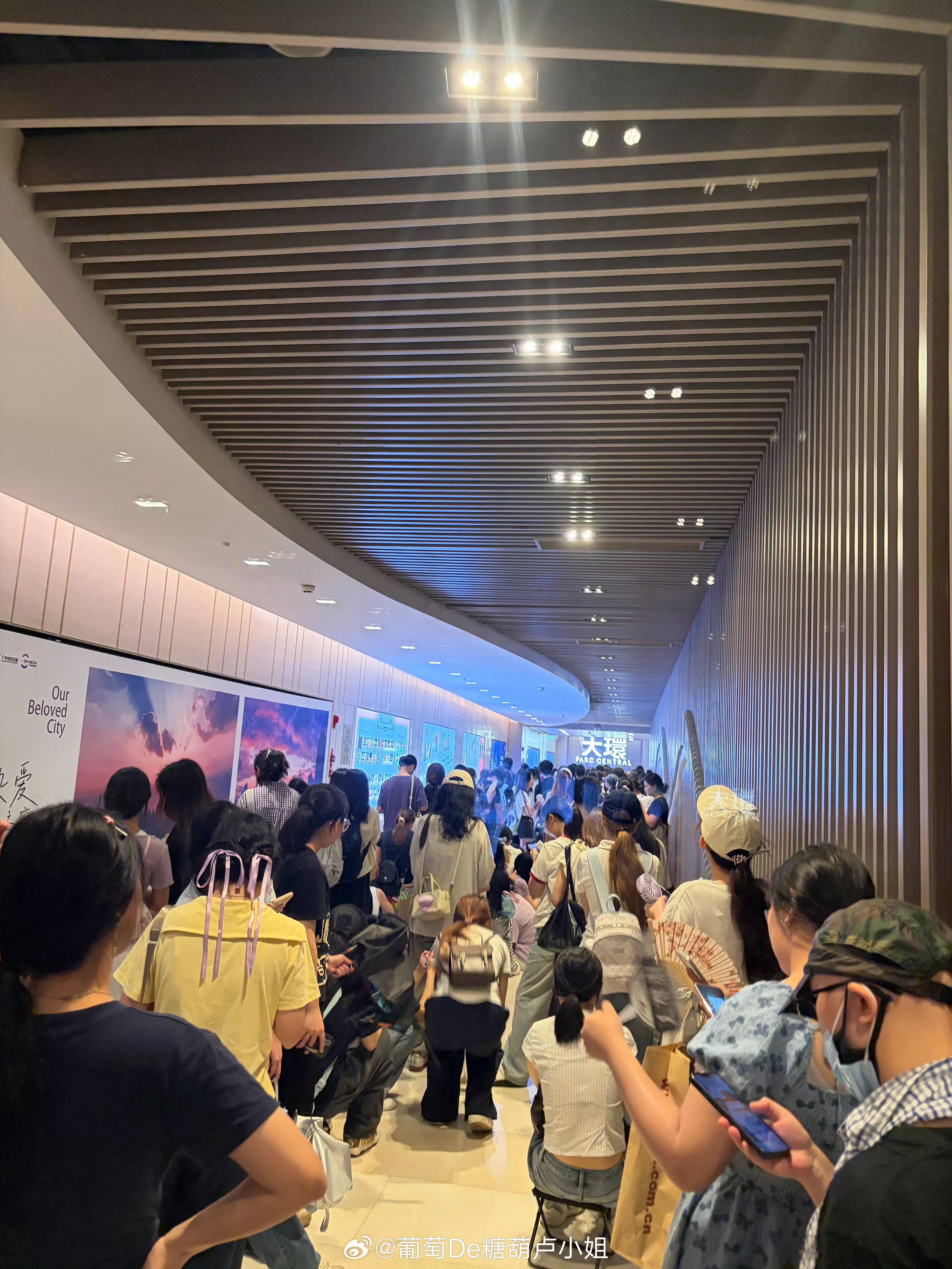 杨紫白玉兰视后的首场线下活动好多人 