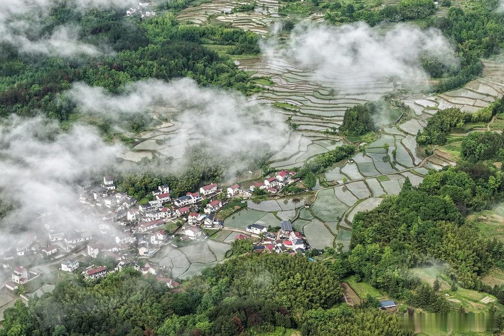 情感社区 【美丽家乡 安徽旌德——雨洗青山 梯田如画】       青山环抱之中