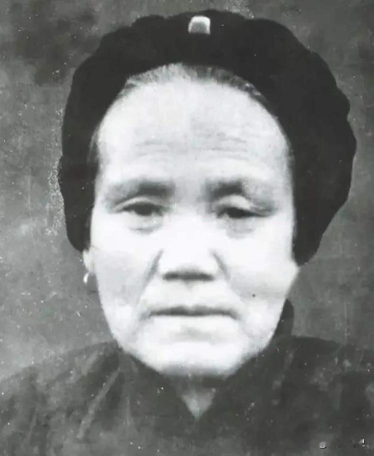 1949年秋天，密云猪头岭村的邓玉芬正在地里收红薯。58岁的她腰弯得很低，手上全