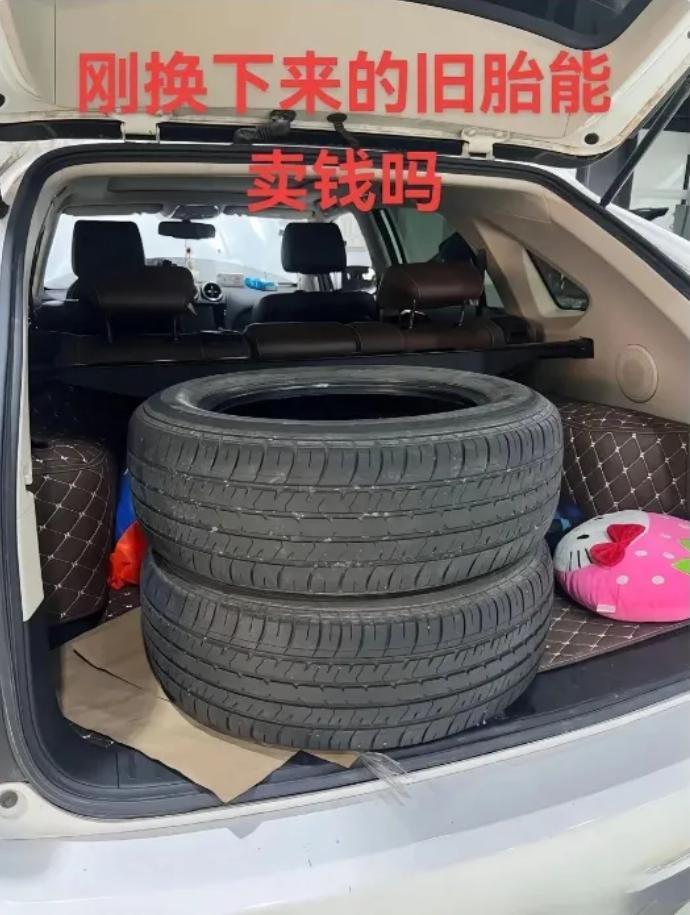 我还是第一次碰到这样的修车师傅，给我换了轮胎之后，居然把旧轮胎又给我了。
我开车