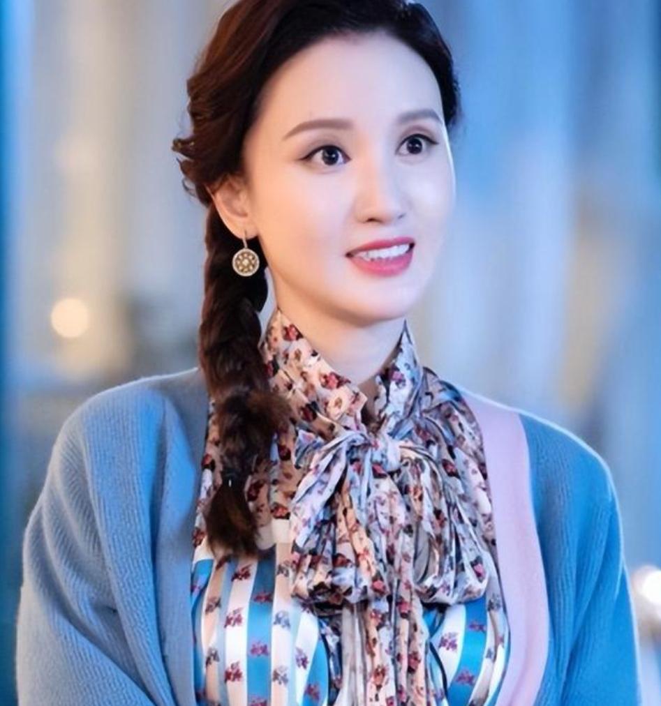 张萌亮相上海时装周，性感指数拉满了，网友直呼太敢穿娱乐 明星