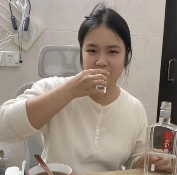 江山几杯酒，千秋一壶茶，
想想心中事，看看眼前花。

能量满灌放胆去战 诸事大吉