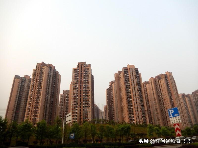 小阳春的暖风，吹不化劣质资产的坚冰。与其守着不断贬值的“不动产”望眼欲穿，不如借