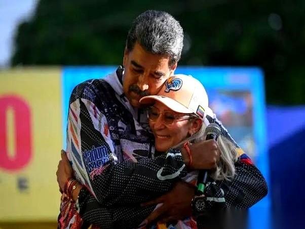 纽约法庭上，委内瑞拉总统马杜罗一露面，那身宽大的黄棕色囚服，就像挂在一个骨架上。