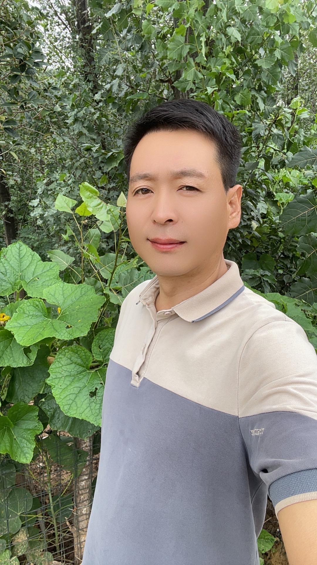 找个陪你睡觉的女孩子很简单，但是要找一个陪你走过人生的低谷，陪你笑看风...