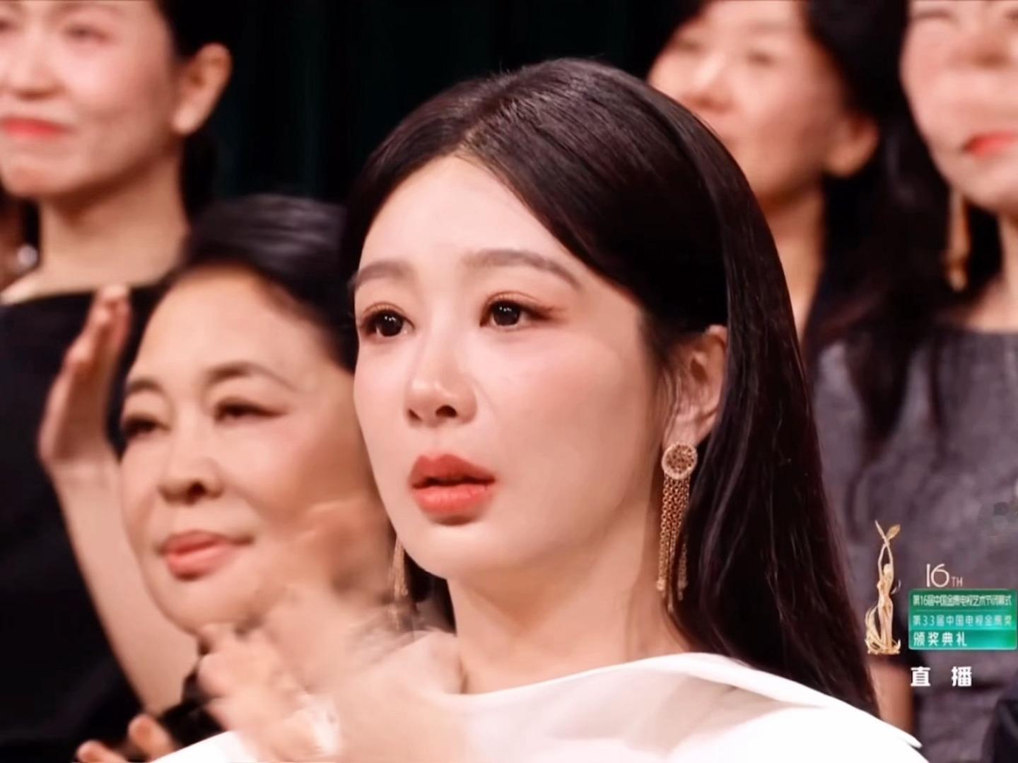 女孩，允许你微笑也允许你流眼泪[捂嘴哭] ​​​