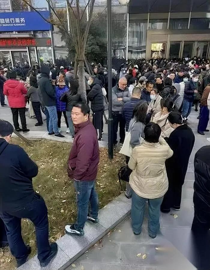 浙金中心楼下又围人了！

幸亏我早逃了...

今天路过看到投资人扎堆，那脸色比