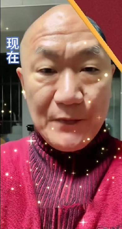 前几天，63岁歌手谢东发了一个为8岁大儿子庆生的小视频，眼尖的网友发现，谢东和已