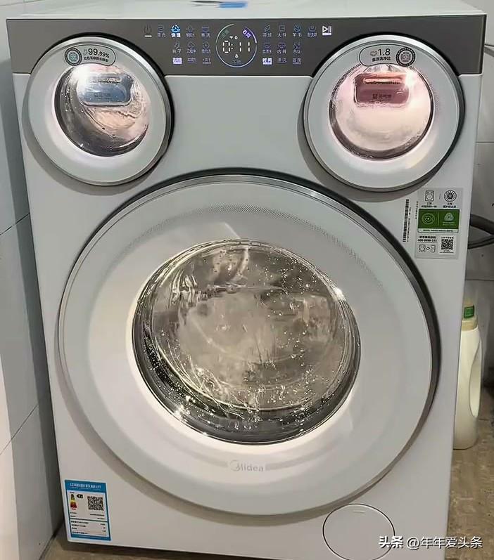 不管你信不信都看看：
1.第一:嘴角带痣，能把财聚。
 2.第二:额头有痣，身份