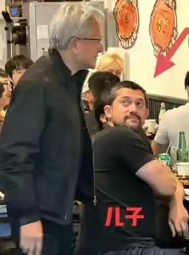 黄仁勋结婚已超过40年，其儿子黄胜斌(Spencer Huang），看上去像个老