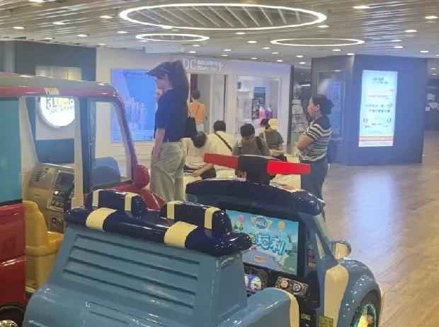 熊黛林与老公现身香港一家儿童游乐场，熊黛林个子好高腰胯比较宽，郭可颂胖了有大肚腩