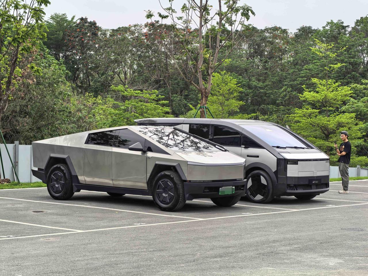 没想到，路过一个停车场偶遇到汇天的陆地航母，旁边还有一辆Cybertruck，问