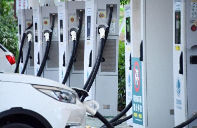 七百公里，开了十二个小时。
孩子在服务区冻得嗷嗷哭，老人缩着脖子搓手，我盯着前面