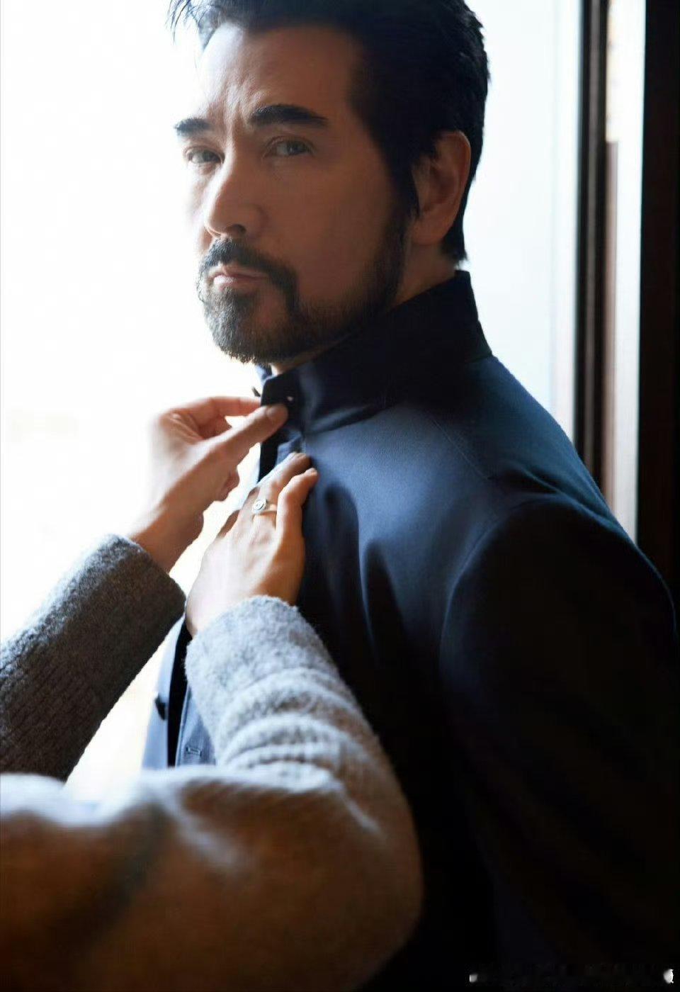 费翔男人装拍摄现场花絮 镜头下的费翔，每一个动作都散发着成熟男人的韵味，黑西装衬