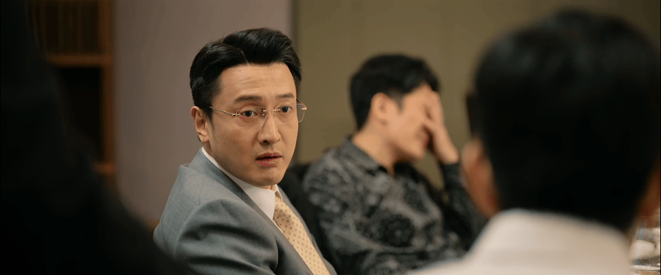 王传君新剧狠人也狼人刘天也狠戾到窒息！王传君面不改色谈人命，饭桌对峙气场杀疯，这