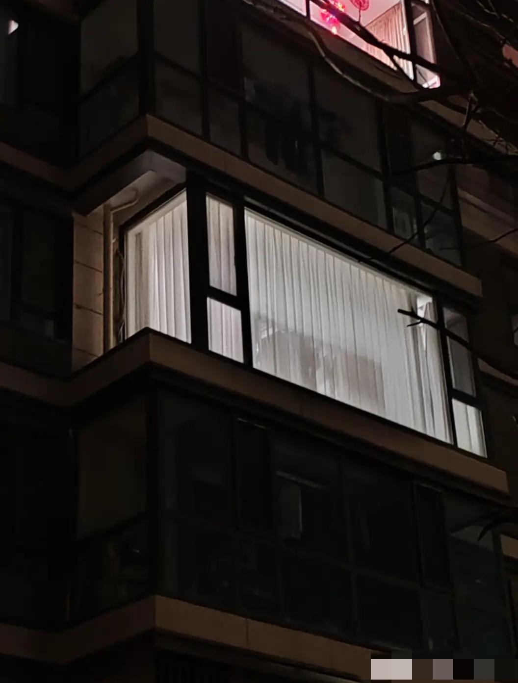 我滴个妈呀！住了一年多了才无意发现家里的窗帘这么透视，不敢想象有多少隐私暴露了，