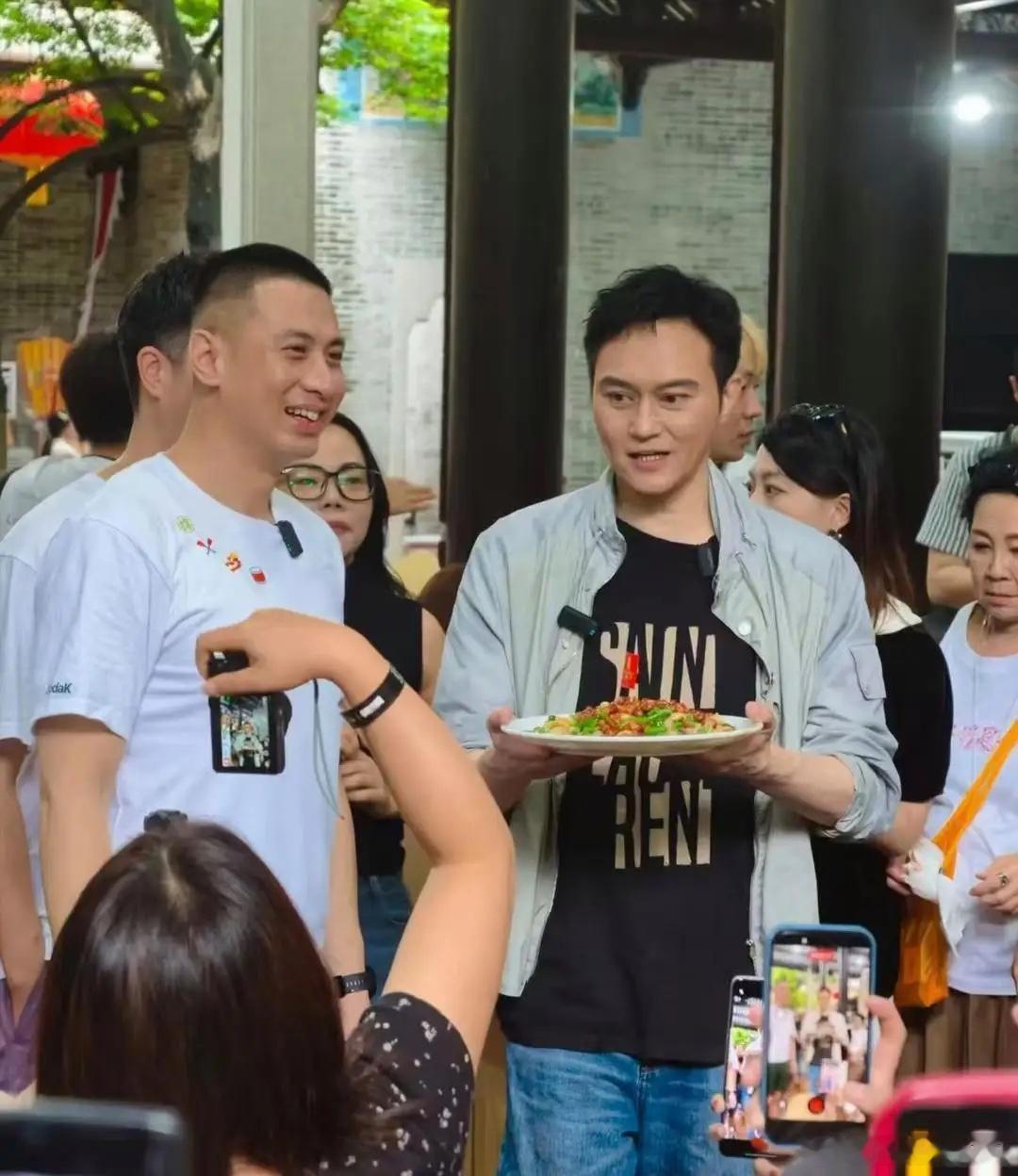 张智霖现身广东猎德村体验划龙舟和吃龙舟饭，他打扮休闲大方，他虽然穿了一身很日常的