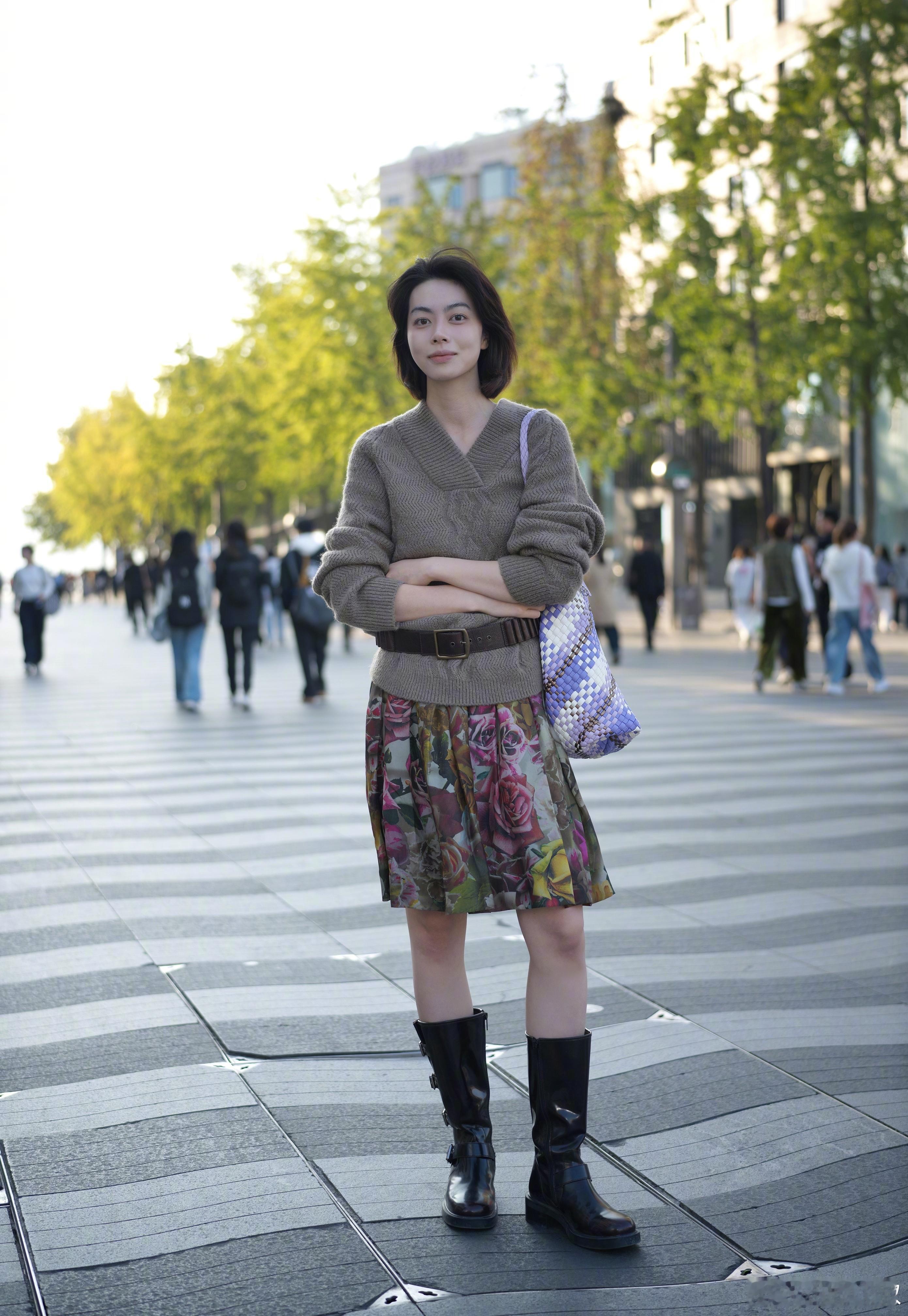 10月24日街拍更新，毛衣花裙的气质美[心] ​​​