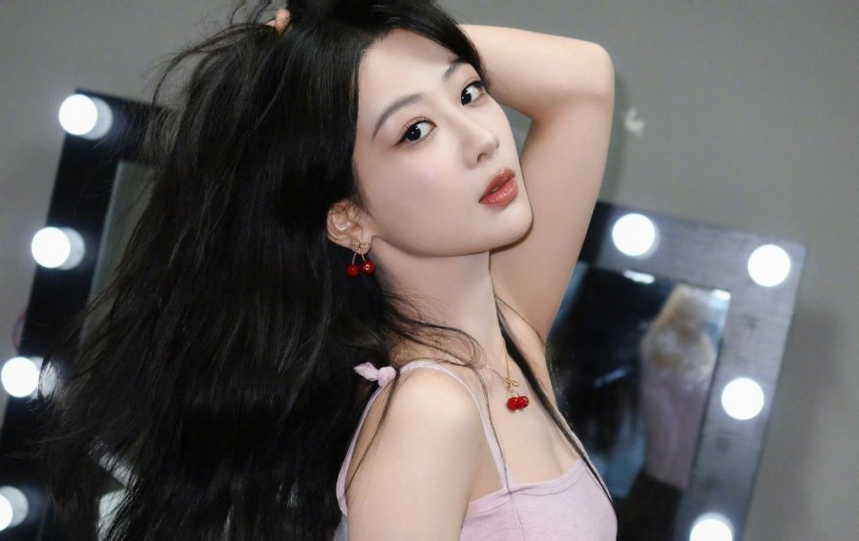 杨紫[超话]  yz杨紫董竹君yz杨紫玉兰花开君再来“我的夜空本星河长明 遇见你