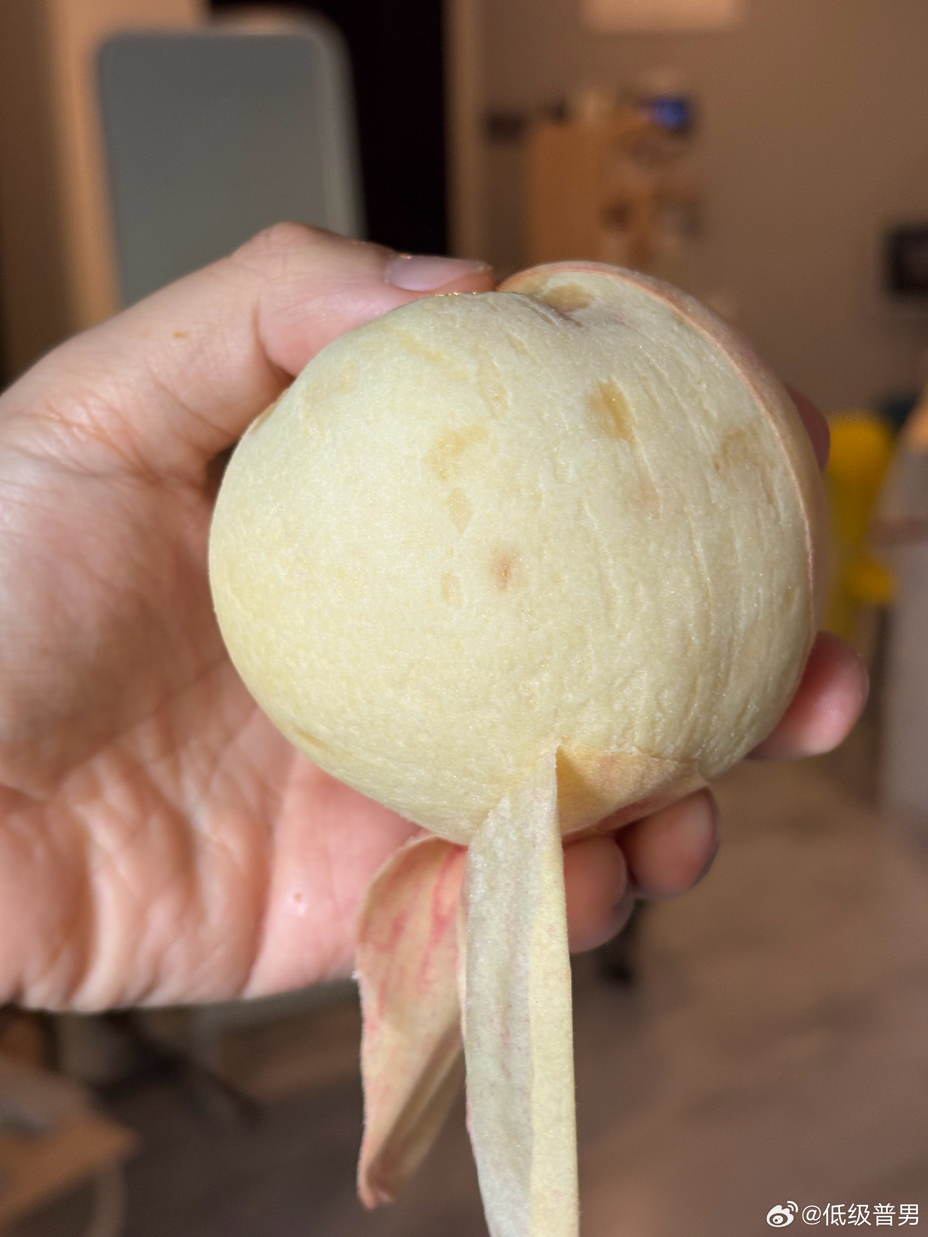 桃子都放软了，皮直接撕开吃 