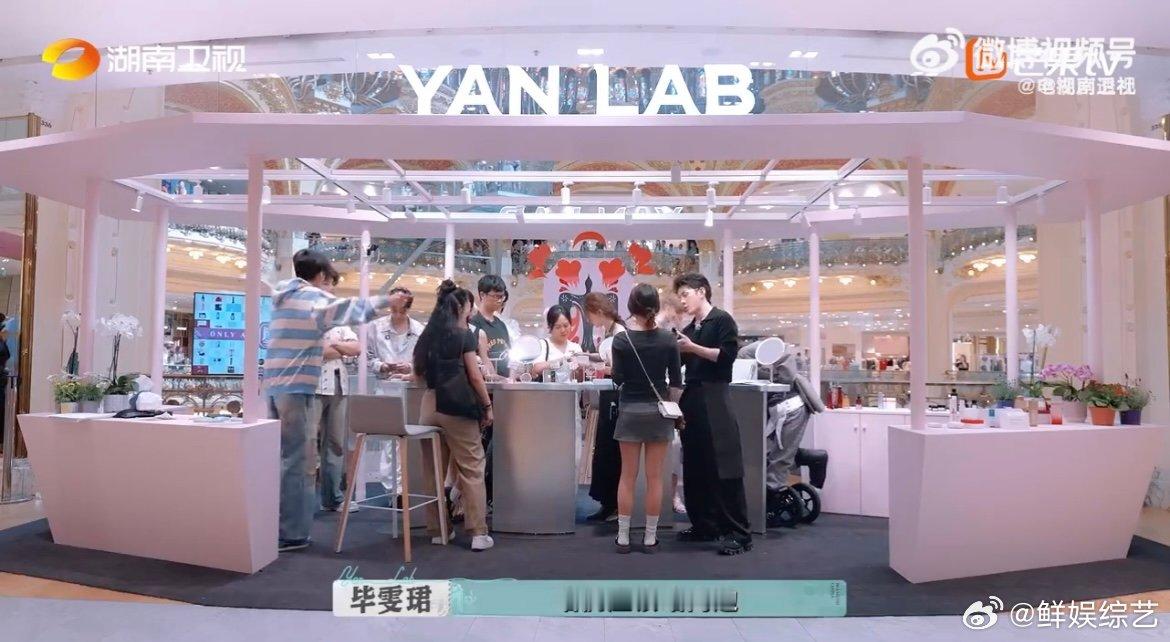 李佳琦专业柜哥的OOTD 李佳琦真的太懂柜哥穿搭了！全黑套装选得超有质感，面料挺