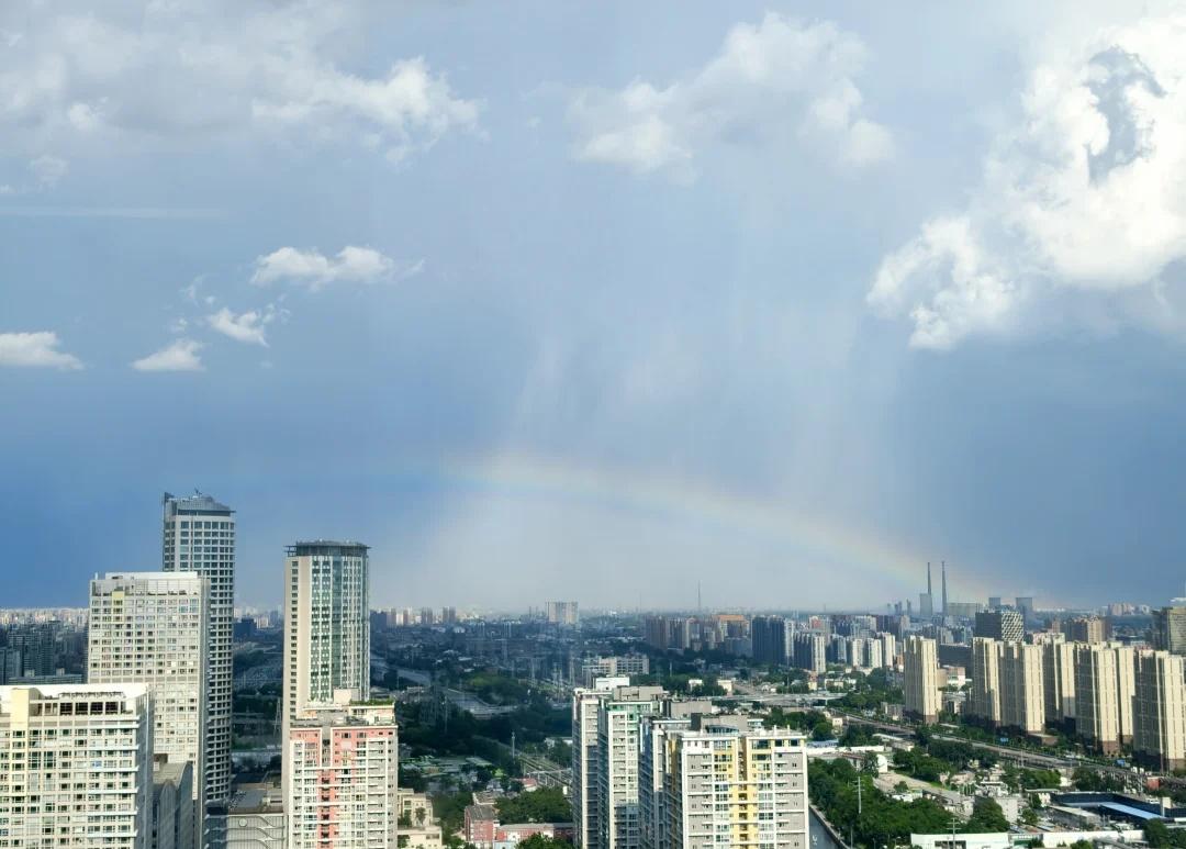 朝阳区惊现彩虹🌈
暴雨⛈️没来，惊现彩虹黑云压城城欲摧
	
见者好运🍀