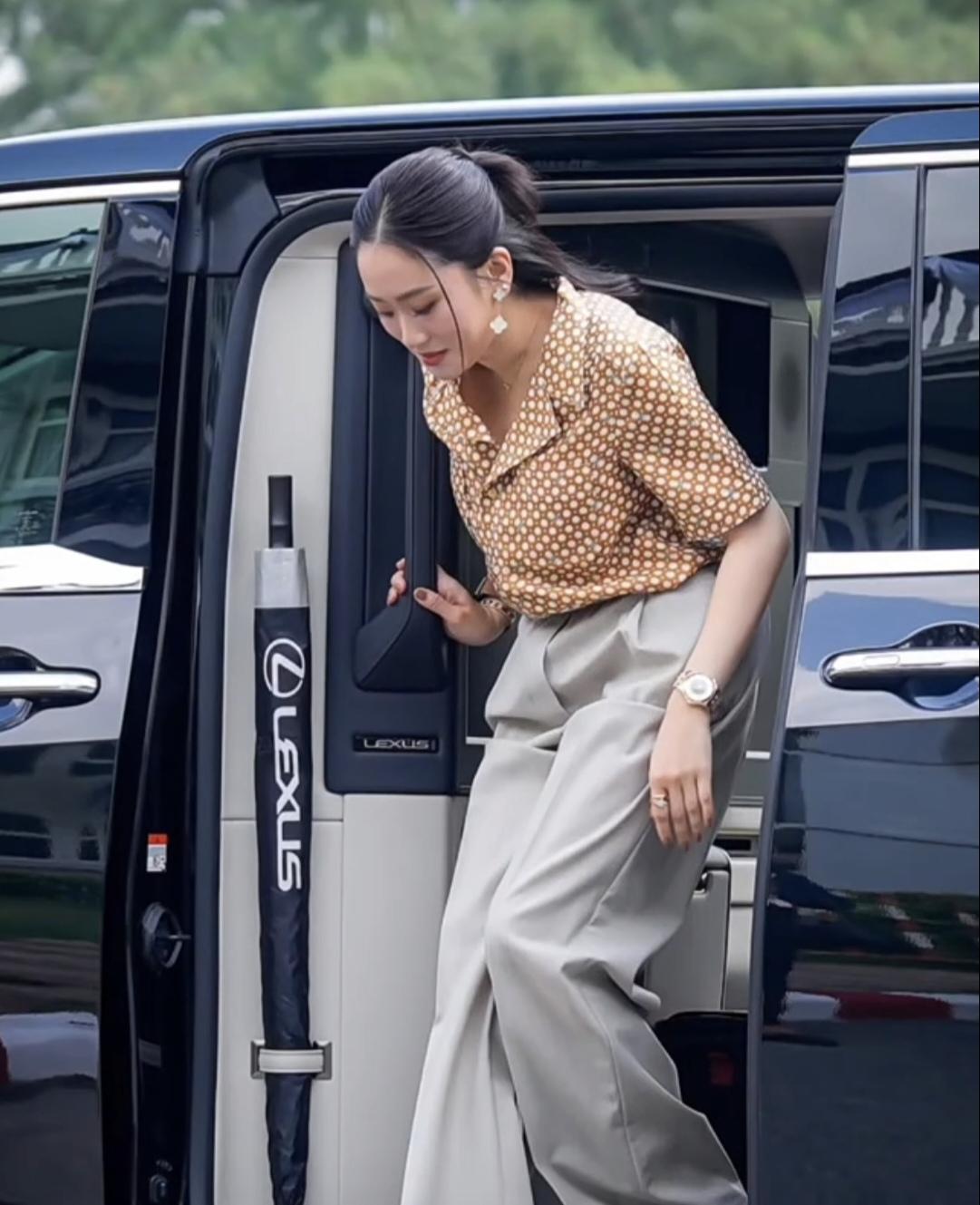 5月7日，佩通坦兄妹三人以及各自的伴侣一起来狱中探望父亲他信。佩通坦的哥哥，嫂嫂