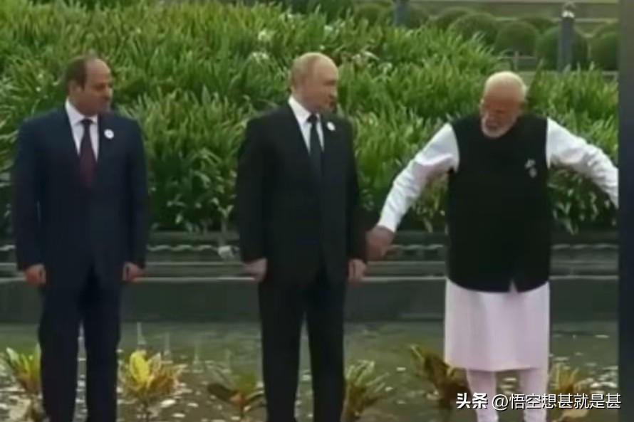 莫迪老仙就像一个演员，在印度国内，他要努力演民众所需要的民粹主义，告诉他们印度现