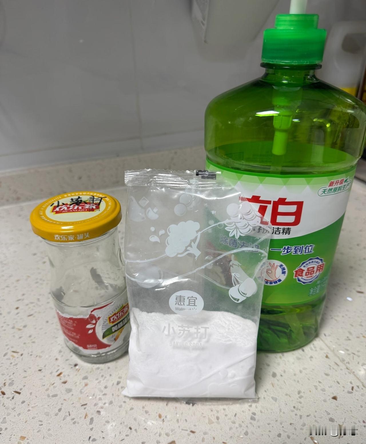 厨房油乎乎墙面别用强清洁剂，小苏打兑水敷一会，一擦就干净
 
经常做饭的人都知道