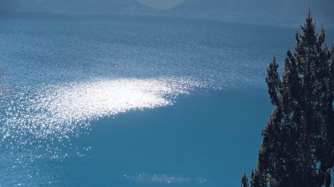 新年伊始，九寨沟看水。
天公作美，晴雪两相照。
[赞][赞][玫瑰][玫瑰][彩