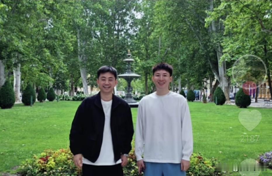 方博和李良夫都笑的憨憨的。
这么多年，李良夫一直陪着方博，现在方博复出参加WTT