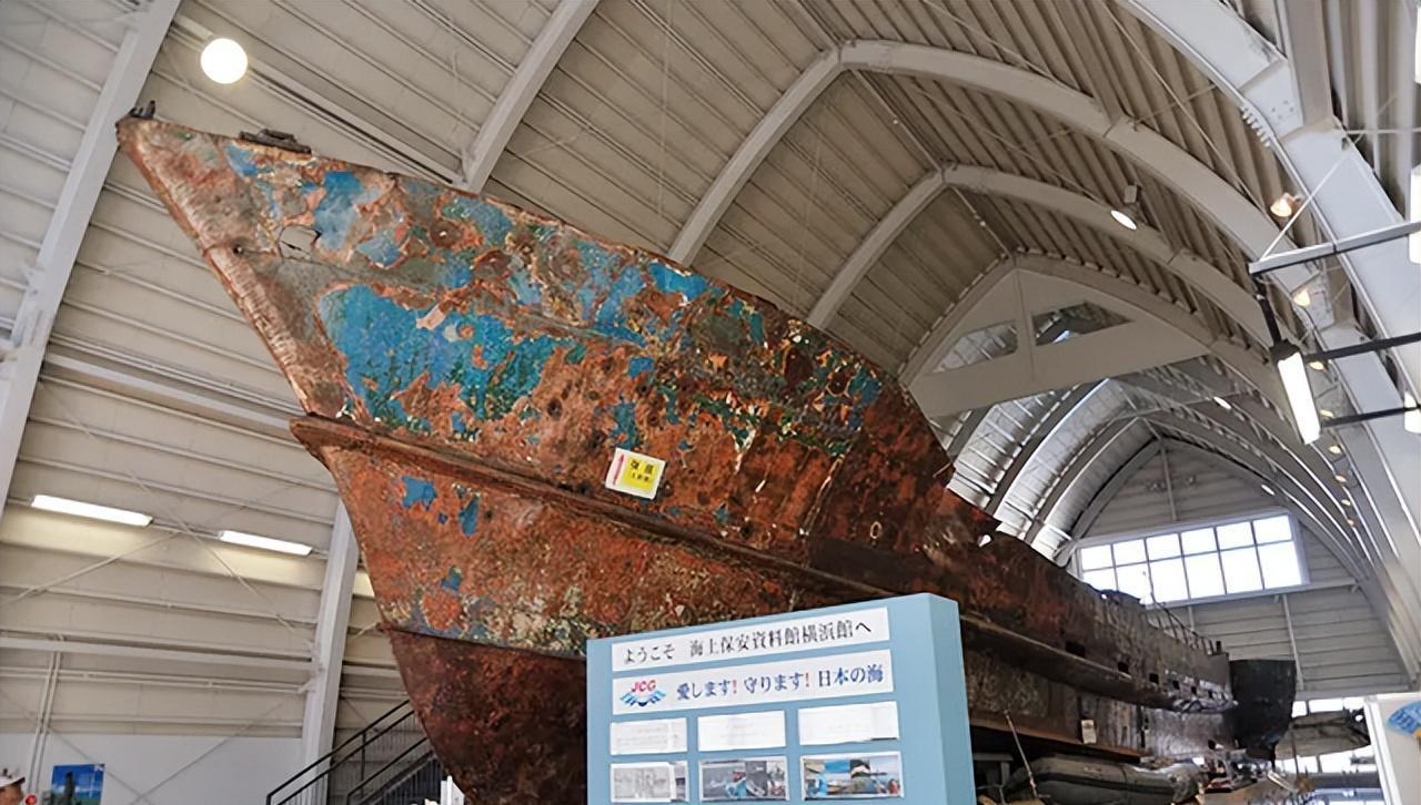 [作揖]2001年，一艘朝鲜渔船在海上行驶时，突然遭到日本军舰的袭击。该渔船为了