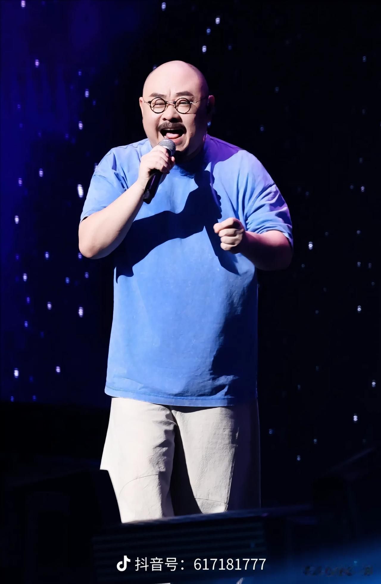 刀郎的歌几代人的共鸣！演唱会现场为什么能唱哭不同年龄阶的人？因为他知道普通人的心