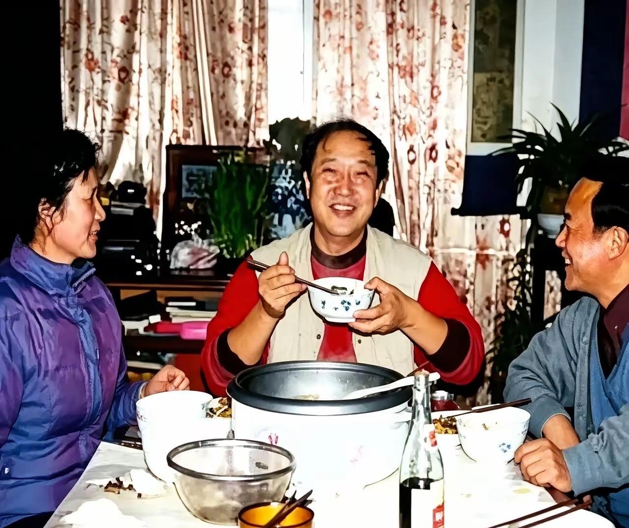 当年牛群在蒙城挂职，去书记孙克杰家吃便饭。看着这满桌家常菜和笑脸，真挺感慨。后来