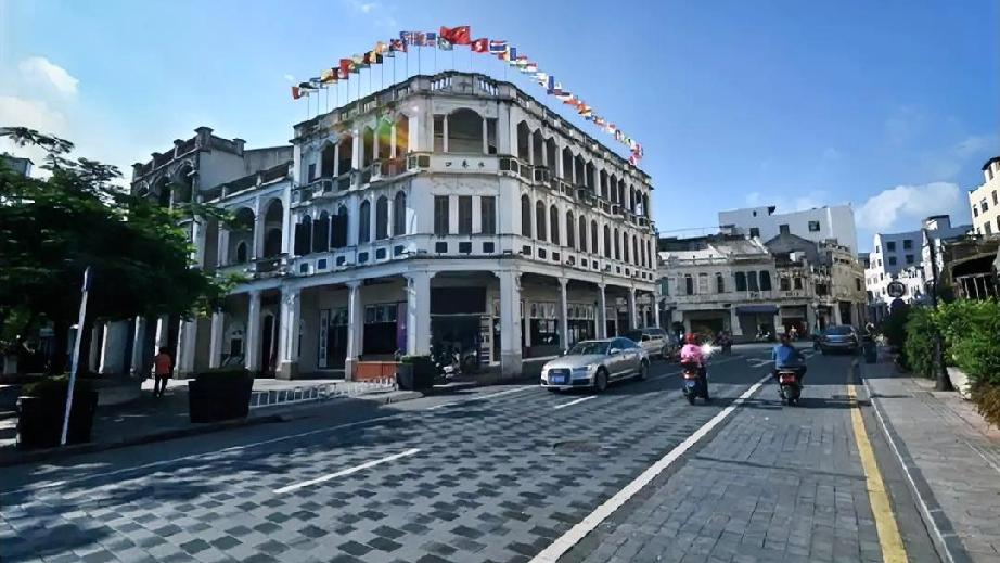 老铁们，这个问题问得实在！最近后台好多朋友问，海南买房到底选哪？海口还是三亚？还