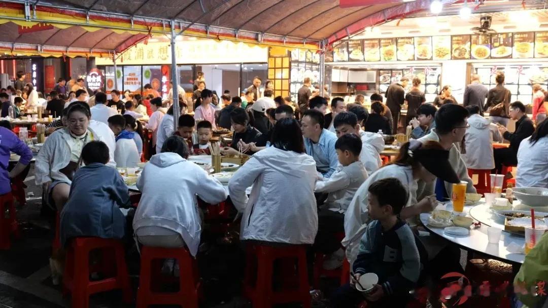 闽超五一档：草根赛事的“黄金周”商业突围

在刚刚过去的五一黄金周期间，闽超联赛