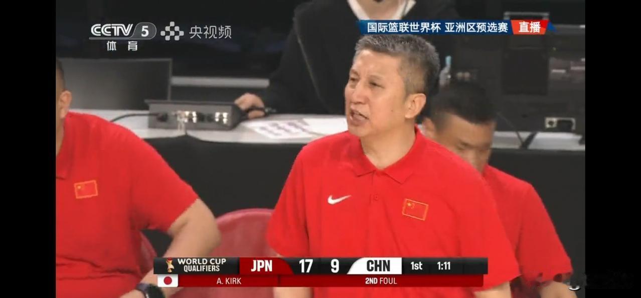 首节11:21！中国队落后日本队10分。重蹈覆辙，再次翻版对战韩国队时的低迷，外