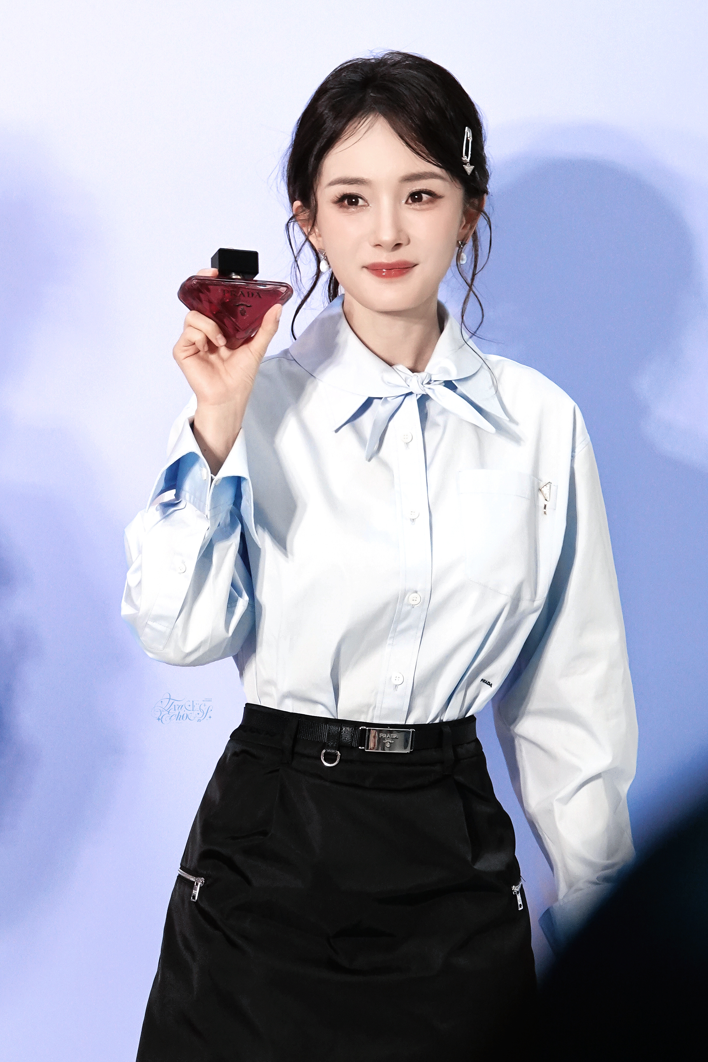 杨幂杨幂高智职场OL造型🦊杨幂ELLE的采访“玫瑰是浪漫的代名词 而你是浪漫本