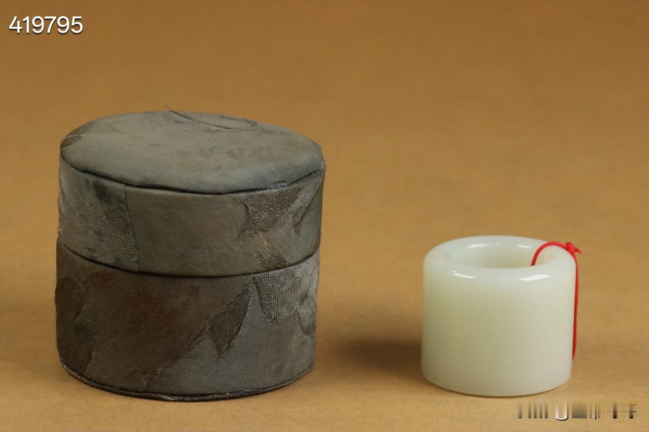 清代  和田玉素纹扳指。

规格：3.22*3.82*2.30cm