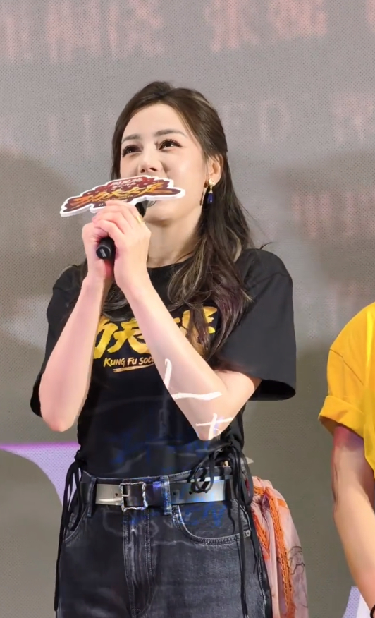 迪丽热巴半扎披肩发迪丽热巴杭州路演现场迪丽热巴杭州路演现场，迪丽热巴半扎披肩发，