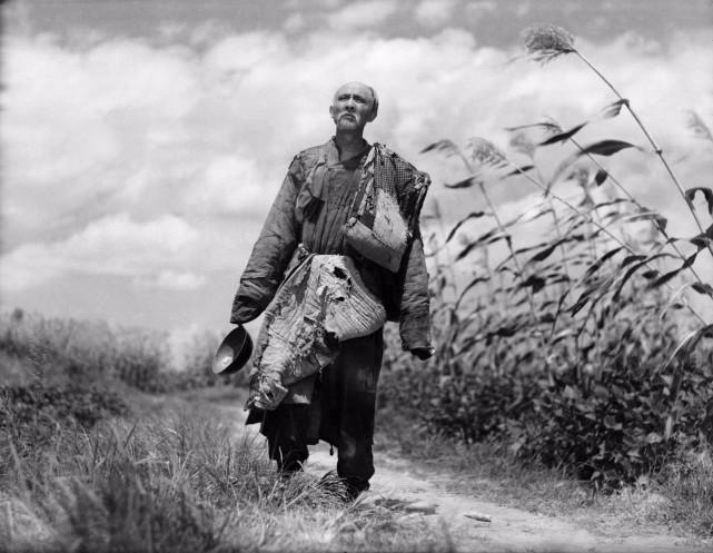 1888年，山东一乞丐讨饭28年，终于攒下230亩田、3800吊钱，接着盖了一座