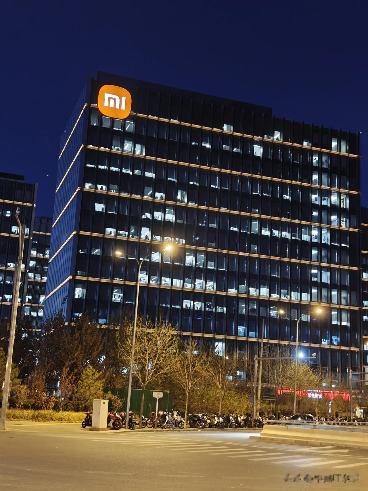 又来小米科技园啦！今晚七点，Redmi K70系列新品即将发布！卢伟冰要和大家聊
